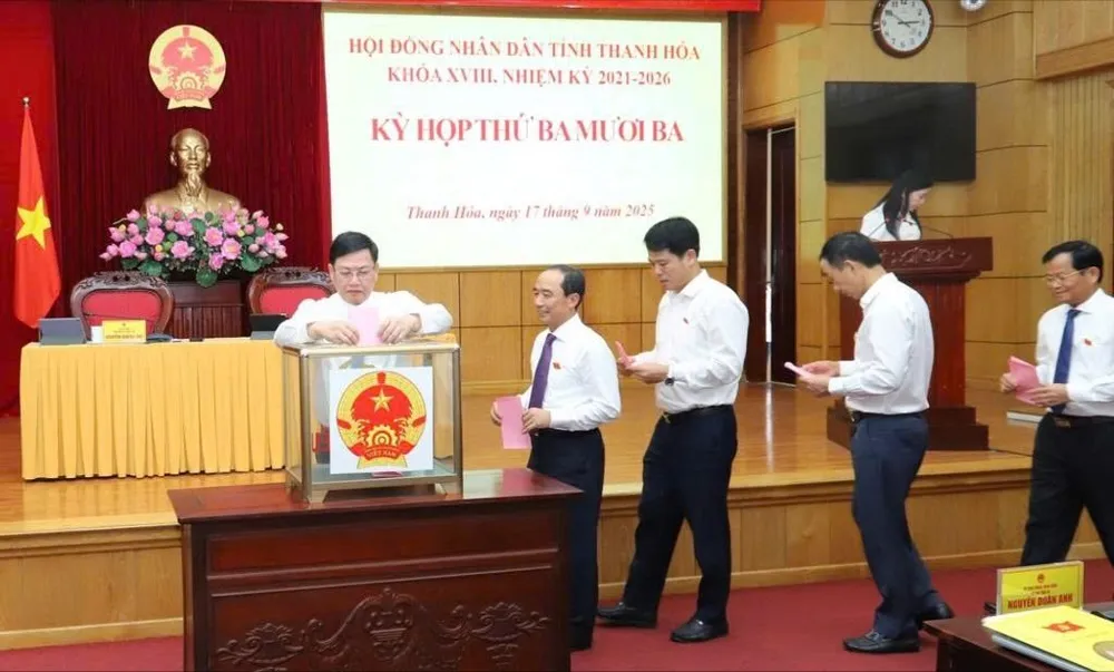 Các đại biểu HĐND tỉnh Thanh Hóa tiến hành bầu Chủ tịch UBND tỉnh bầu.jpg