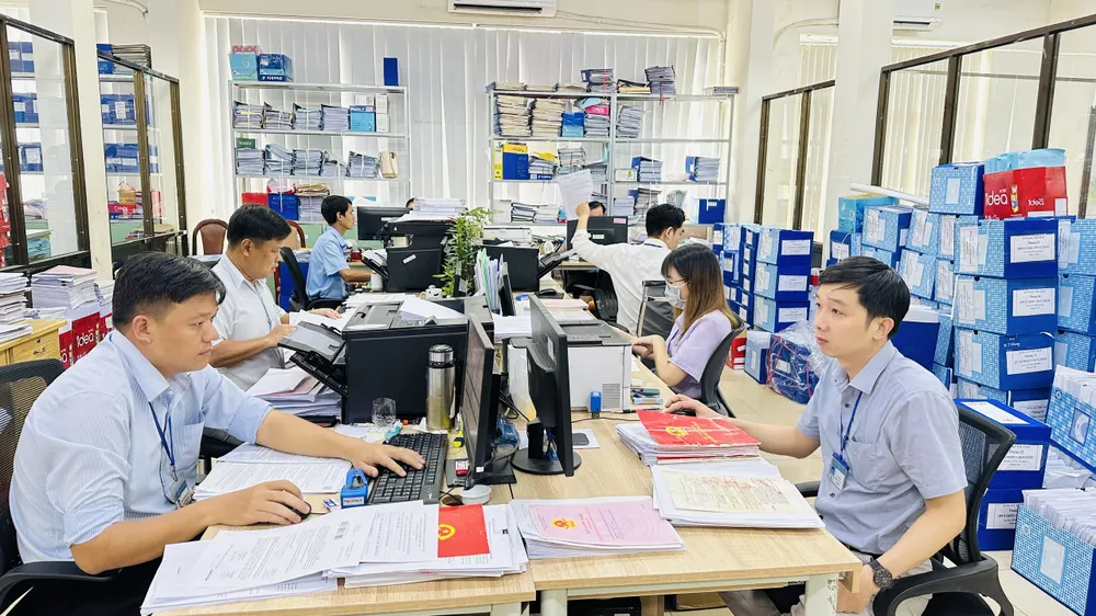 Hơn 70 CB-CNVC-NLĐ của Chi nhánh Văn phòng đăng ký đất đai Châu Đức phải làm việc hết công suất, làm ngoài giờ, làm cả ngày nghỉ... để bảo đảm xử lý hồ sơ cho người dân. Ảnh: QUANG VŨ 34f21f08995613084a47.jpg