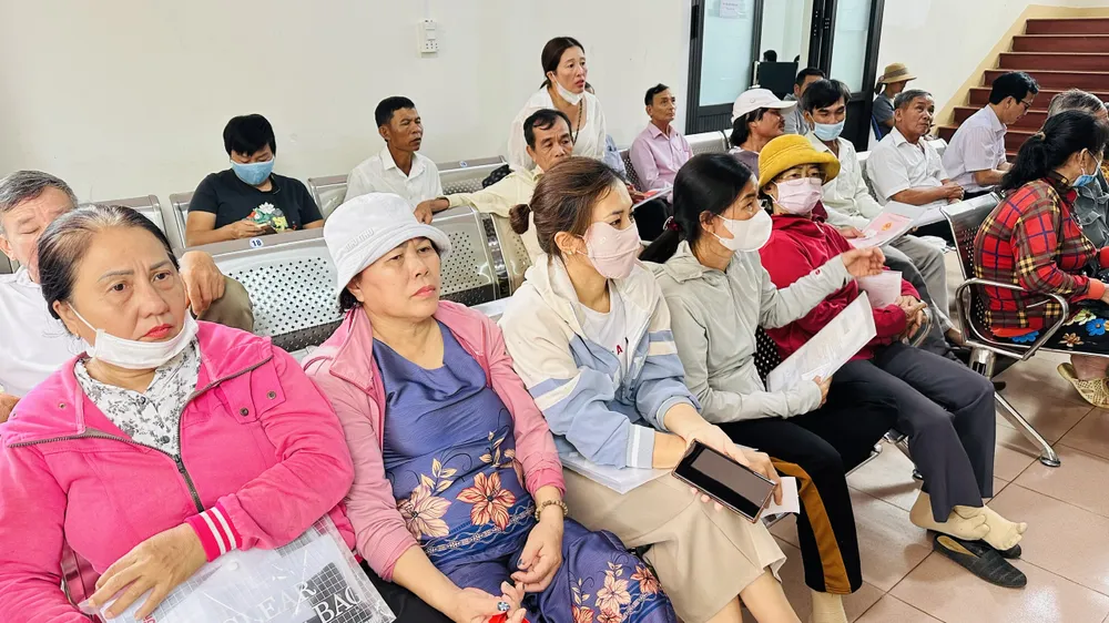 Chi nhánh Văn phòng Đăng ký đất đai Châu Đức có rất đông người dân đến làm hồ sơ. Ảnh: QUANG VŨ a4817900f85e72002b4f.jpg
