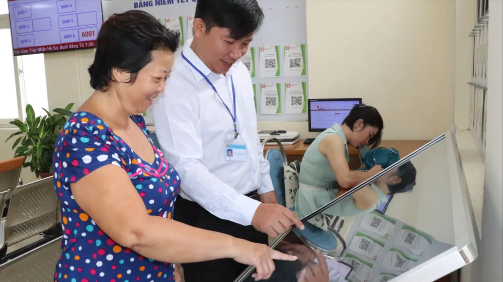 Người dân hài lòng khi nhận được sự hỗ trợ đầy trách nhiệm của cán bộ công chức Trung tâm Phục vụ hành chính công phường Bình Đông