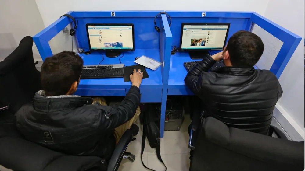 Sử dụng Internet tại Afghanistan. Ảnh: AP