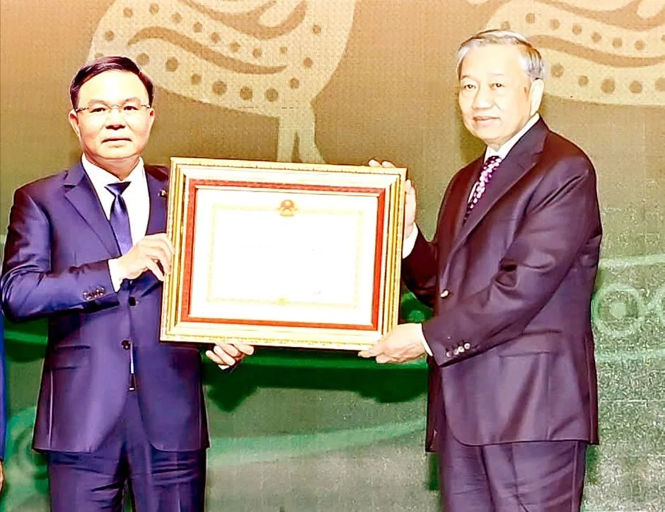 Tổng Bí thư Tô Lâm trao Huân chương Lao động hạng nhất tặng Tập đoàn Công nghiệp - Năng lượng quốc gia Việt Nam, ngày 21-9. Ảnh: TTXVN V1h.jpg