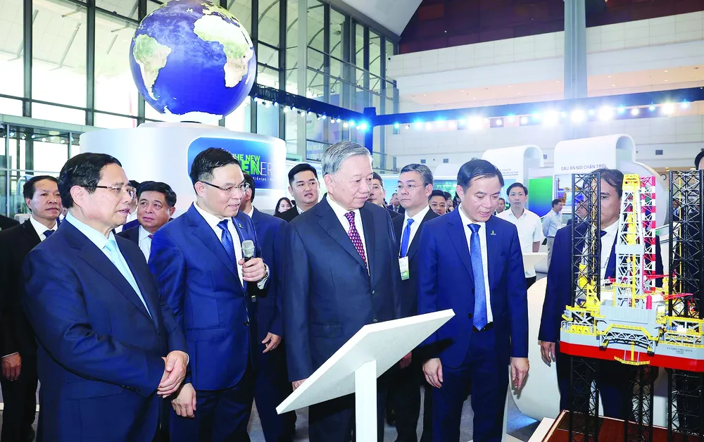 Tổng Bí thư Tô Lâm, Thủ tướng Phạm Minh Chính và các đại biểu tham quan triển lãm thành tựu KH-CN của Petrovietnam, ngày 21-9. Ảnh: TTXVN V2a.jpg