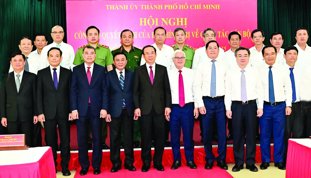 Thường trực Ban Bí thư Trần Cẩm Tú cùng các đồng chí lãnh đạo Trung ương, TPHCM dự hội nghị công bố và trao quyết định về công tác cán bộ do Bộ Chính trị tổ chức tại TPHCM, ngày 25-8-2025. Ảnh: VIỆT DŨNG V2c.jpg