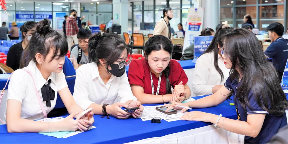 Thí sinh nộp hồ sơ đăng ký xét tuyển bổ sung bằng điểm học bạ THPT tại Trường ĐH Nguyễn Tất Thành V4c.jpg