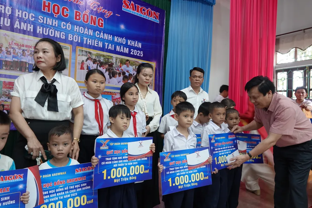 Phó Tổng Biên tập Báo Sài Gòn Giải Phóng Nguyễn Ngọc Anh trao học bổng hỗ trợ học sinh có hoàn cảnh khó khăn và chịu thiệt hại bởi thiên tai tại Hà Tĩnh dsc08167-2343-6039.jpg