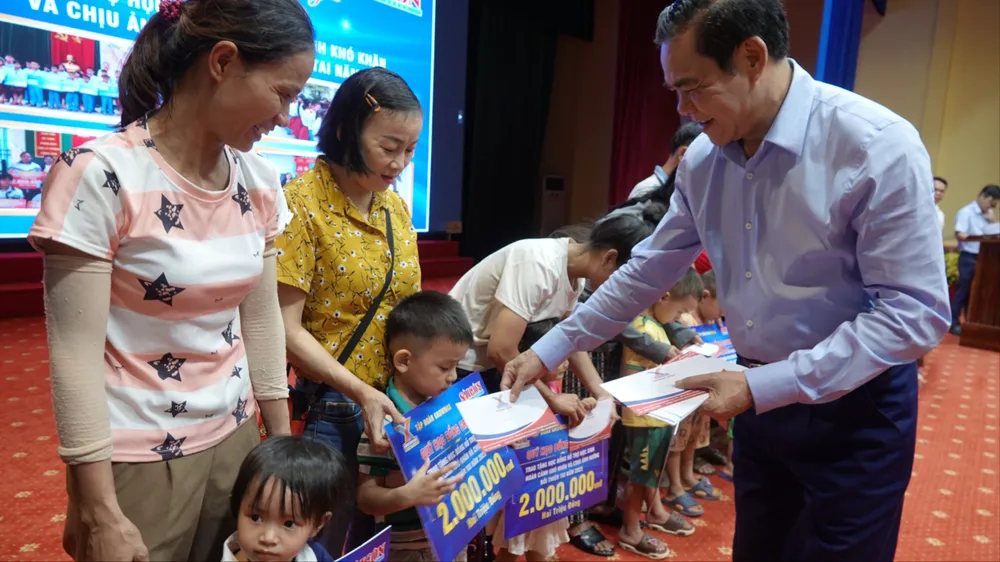 Chủ tịch UBND tỉnh Hà Tĩnh Võ Trọng Hải trao học bổng hỗ trợ các học sinh ở xã Đức Thọ DSC08337.JPG
