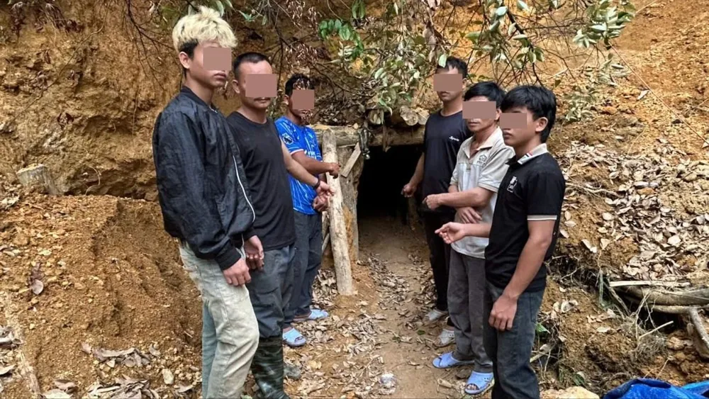 Công an Đà Nẵng bắt quả tang nhiều đối tượng khai thác vàng trái phép. Ảnh: CACC