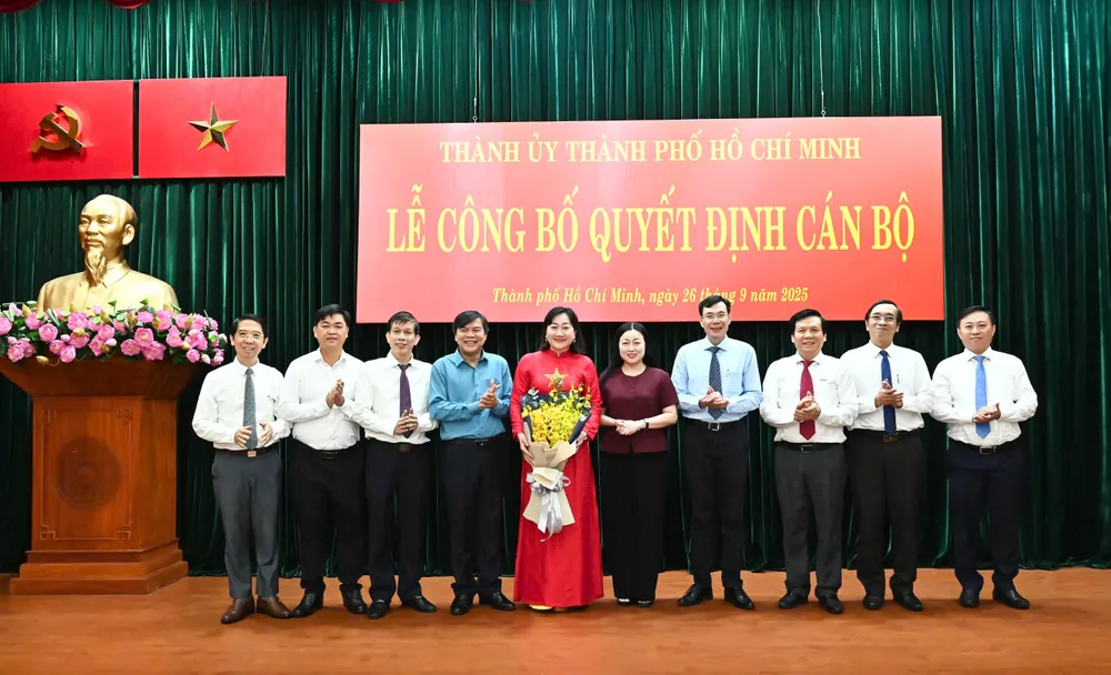 Lãnh đạo Ban Tuyên giáo và Dân vận Thành ủy TPHCM chúc mừng Ban Biên tập Báo SGGP. Ảnh: VIỆT DŨNG 8ec8a531c90c43521a1d.jpg