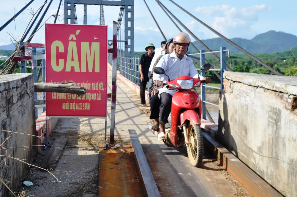 Người dân bất an khi qua cầu treo Bãi Ổi xuống cấp. Ảnh: Hồ Văn Ngợi Cautreo-BaiOi1.JPG
