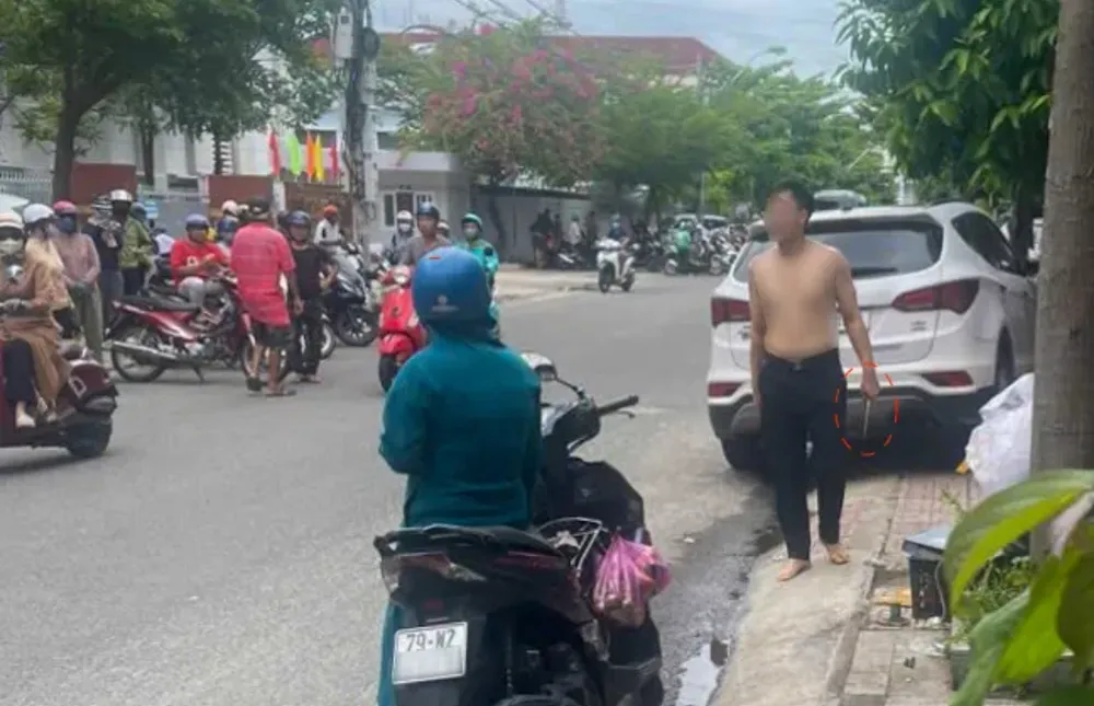 Một người đàn ông cầm vật giống dao trước mặt nhiều học sinh, phụ huynh ở phường Bắc Nha Trang, tỉnh Khánh Hòa Screenshot 2025-09-27 192443.png