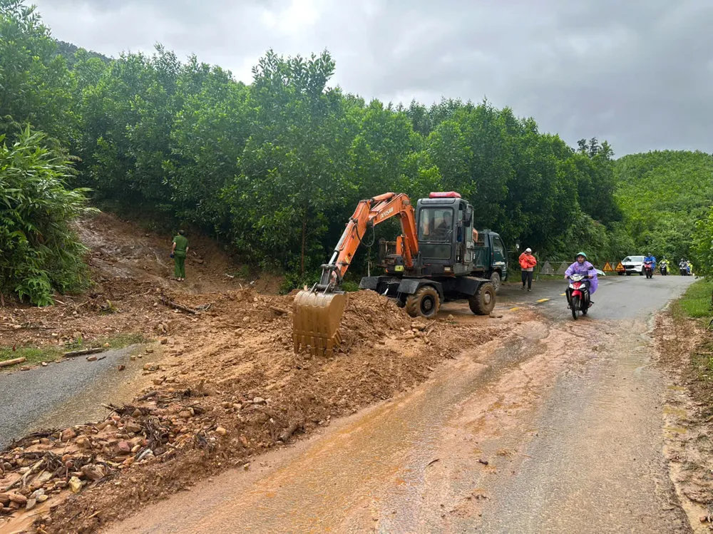 Lực lượng chức năng xử lý đoạn đường sạt lở. Ảnh: BÙI HỒNG TRUNG z7056263785560-811ac3f4010e008bd2e97f512123c8ac-913-7040.jpg