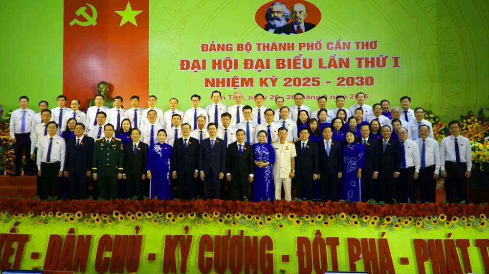 Đoàn Đại biểu TP Cần Thơ dự Đại hội đại biểu toàn quốc lần thứ XIV của Đảng 28-9 Đoàn Đại biểu.jpg