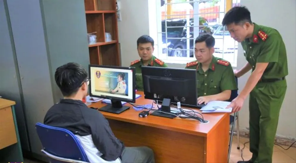Hướng dẫn người dân làm thủ tục cấp đổi giấy phép lái xe Từ ngày 1-3, người dân có thể làm thủ tục cấp đổi giấy phép lái xe tại Công an xã. CỤC CSGT.jpg