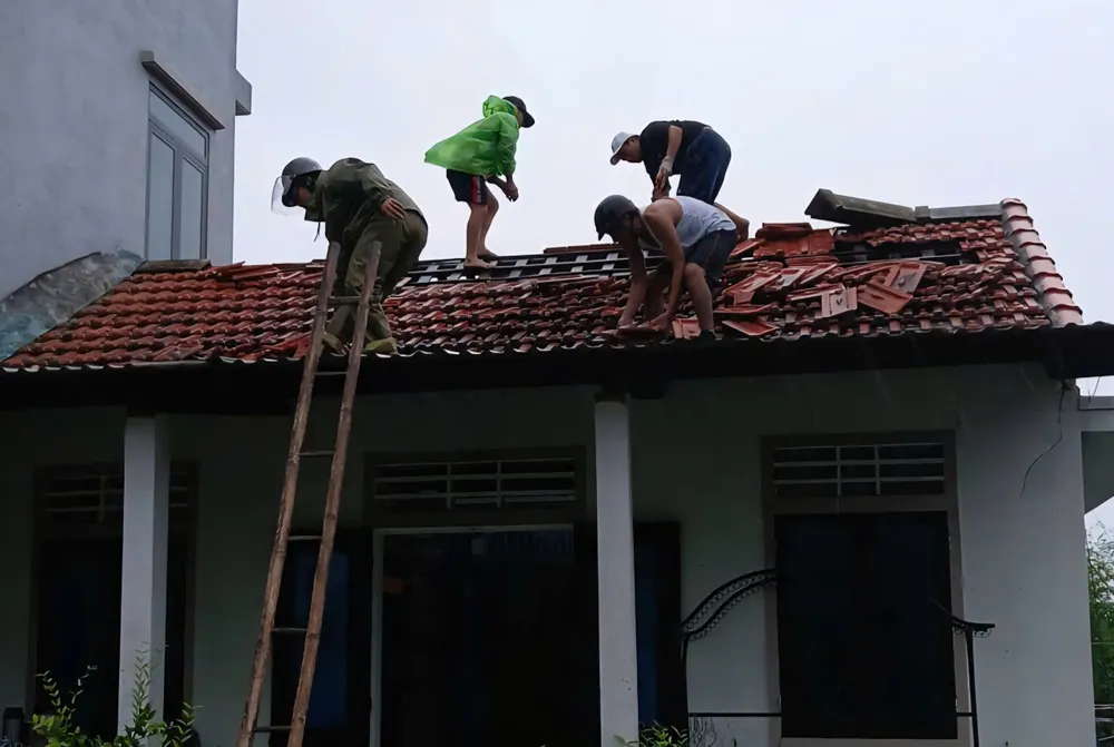 Công an TP Huế khẩn cấp giúp người dân khắc phục hậu quả lốc xoáy ở xã Quảng Điền z7058125363211_e3558c182b3cab8a946c4c9e80f3a178.jpg