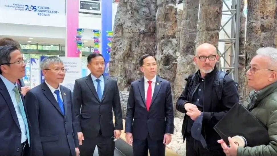 Lãnh đạo TP Đà Nẵng và TP Chemnitz trao đổi về các lĩnh vực hai bên cùng quan tâm phát triển. Ảnh: ĐOÀN CÔNG TÁC