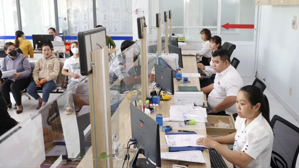 Công chức trung tâm phục vụ hành chính công tiếp nhận thủ tục hành chính của người dân
