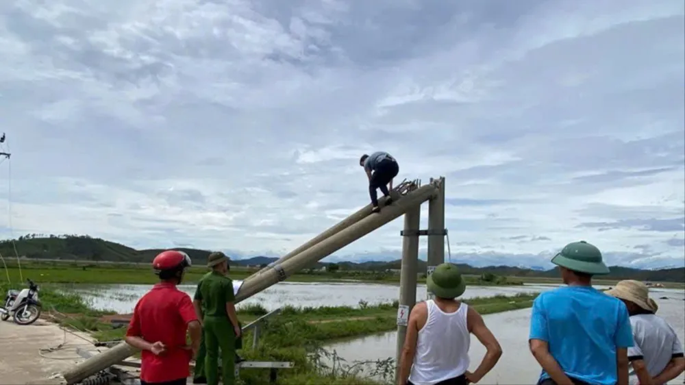 Ngành chức năng kiểm tra 2 cột điện bị gãy sau bão