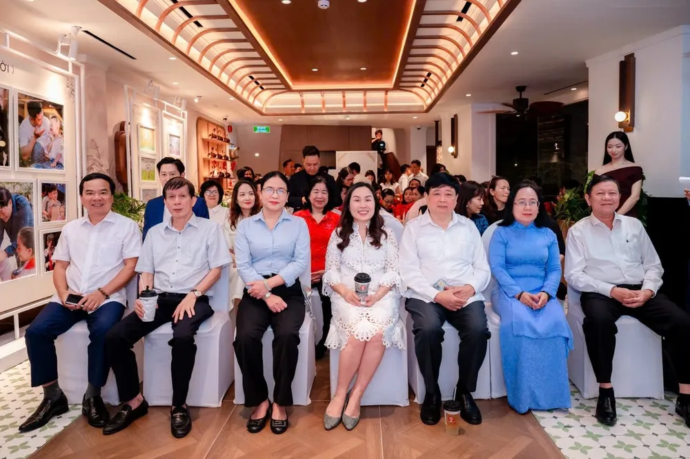 Các đại biểu tham dự lễ tổng kết (từ phải qua): ông Nguyễn Tăng Minh, Phó Giám đốc Sở Y tế TPHCM; bà Đinh Thị Thanh Thủy, Phó Trưởng Ban Tuyên giáo và Dân vận Thành ủy TPHCM; PGS-TS - nhà văn Nguyễn Thế Kỷ, nguyên Tổng Giám đốc Đài Tiếng nói Việt Nam; bà Võ Thị Thiên Nga, Giám đốc Chagee Việt Nam; bà Nguyễn Thị Tuyết Minh, Phó Trưởng Ban Tuyên giáo và Dân vận Thành ủy TPHCM; Nhà báo Nguyễn Khắc Văn, Quyền Tổng Biên tập Báo Sài Gòn Giải Phóng; Nhà báo Nguyễn Ngọc Nam, Giám đốc Cơ quan thường trú Đài Tiếng nói Việt Nam tại TPHCM và Đông Nam bộ. z7079216967405_c8c77d576cb0aa12cd5f6d8aca4d5ded.jpg