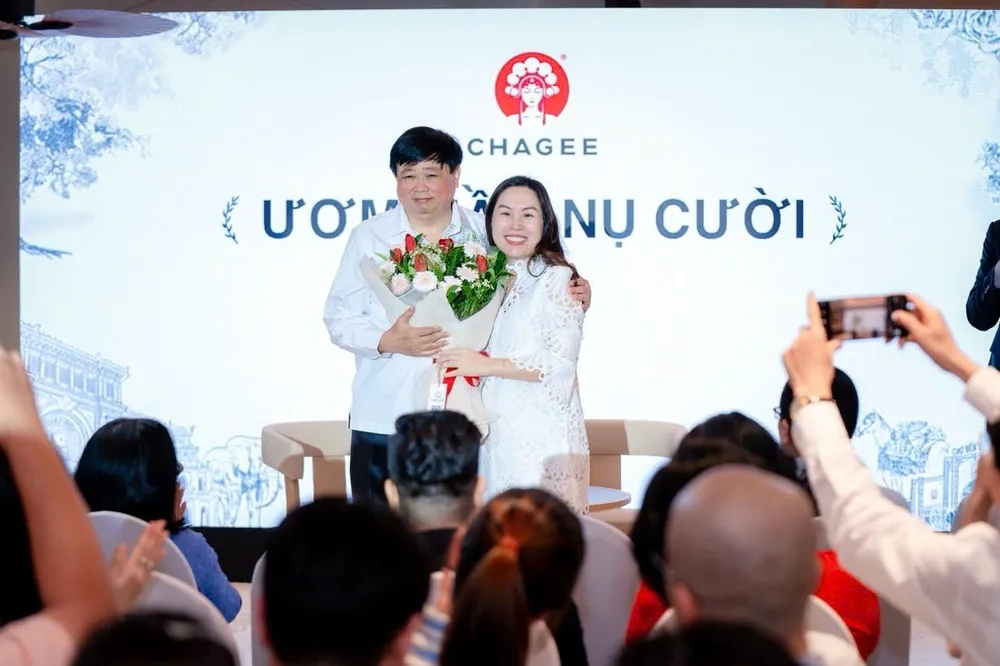 Bà Võ Thị Thiên Nga, Giám đốc Chagee Việt Nam tặng hoa cảm ơn PGS-TS - nhà văn Nguyễn Thế Kỷ, nguyên Tổng Giám đốc Đài Tiếng nói Việt Nam đã đồng hành cùng chương trình "Ươm Mầm Nụ Cười" z7079217137556_a04cb5275981bce5f6128ca1e082e59f.jpg