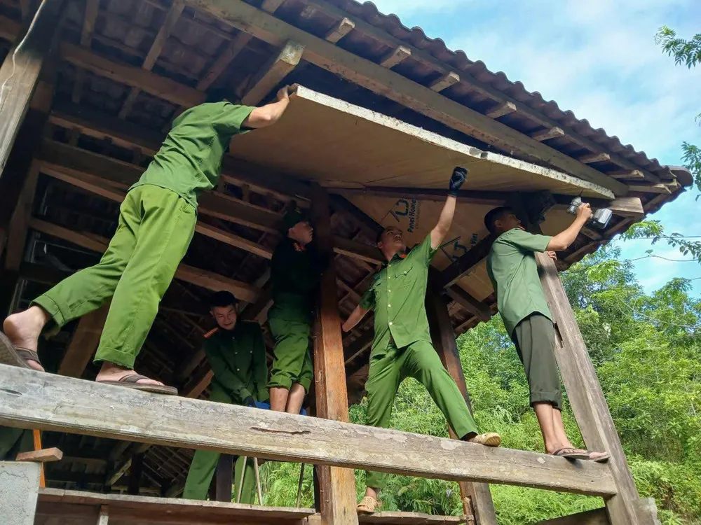 Công an tỉnh Tuyên Quang hỗ trợ nhân dân các xã Việt Lâm và Ngọc Đường gia cố nhà cửa, ứng phó bão số 11. Ảnh: VĂN PHÚC F1g.jpg