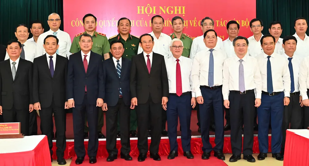 Thường trực Ban Bí thư Trần Cẩm Tú cùng các đồng chí lãnh đạo Trung ương và TPHCM tại hội nghị công bố và trao Quyết định của Bộ Chính trị về công tác cán bộ được tổ chức tại TPHCM, sáng 25-8-2025. Ảnh: VIỆT DŨNG F3b.jpg