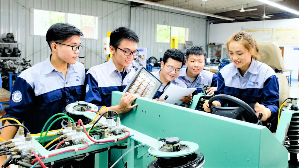 Sinh viên ngành Công nghệ ô tô, Trường ĐH Sư phạm Kỹ thuật TPHCM trong giờ học thực hành. Ảnh: THANH HÙNG F4c.jpg