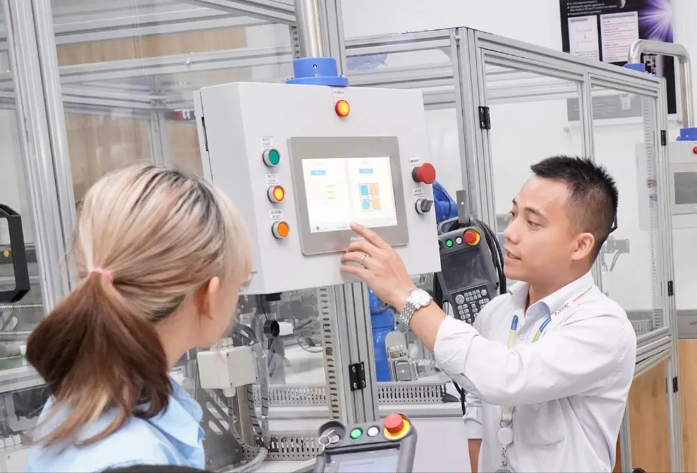 Thầy và trò Trường Đại học Sư phạm Kỹ thuật TPHCM trong giờ thực hành. Ảnh: HOÀNG HÙNG F4E.jpg