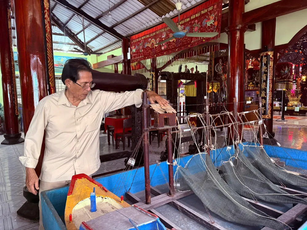 Ông Ba Chấn bên các mô hình thuyền đánh cá với lưới do chính ông sáng tạo ra F5b.jpg