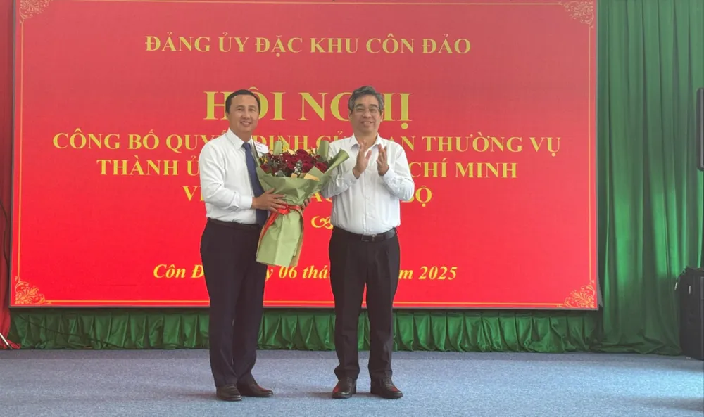 Phó Bí thư Thành ủy, Chủ tịch Ủy ban MTTQ Việt Nam TPHCM Nguyễn Phước Lộc tặng hoa chúc mừng đồng chí Lê Hoàng Hải. Ảnh: MẠNH CƯỜNG ông Lộc.jpg