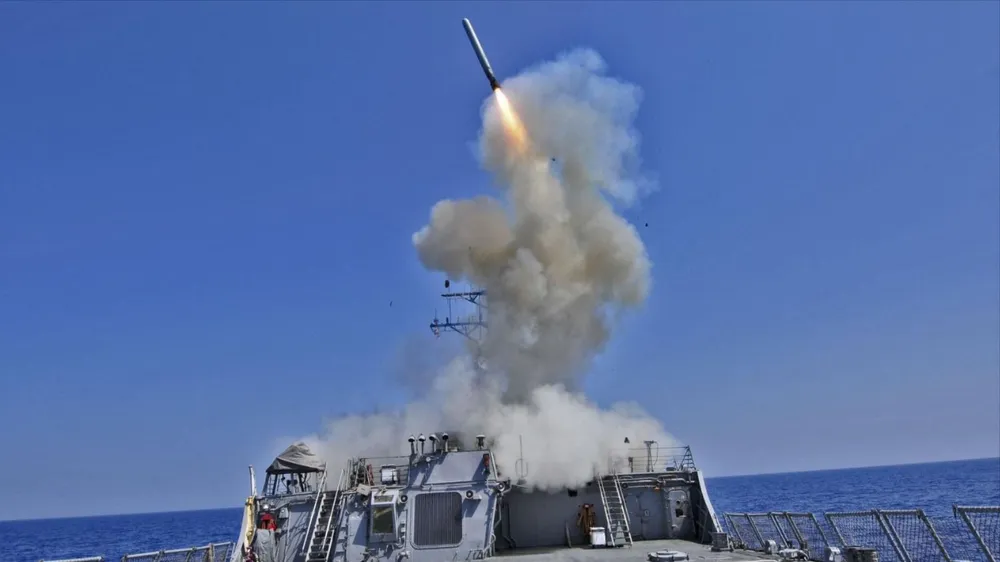 Tên lửa hành trình Tomahawk được phóng từ tàu khu trục USS Barry của Mỹ trên Địa Trung Hải. Ảnh: AFP/TTXVN