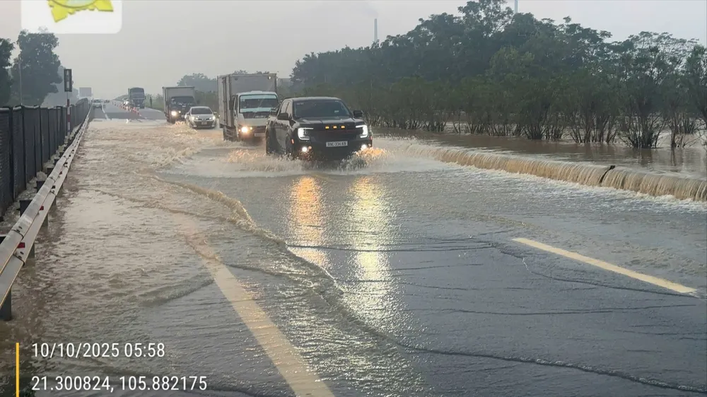 Tuyến đường cao tốc Hà Nội – Thái Nguyên hiện vẫn bị ngập úng, ách tắc giao thông. Ảnh: Cục Đường bộ Việt Nam cung cấp