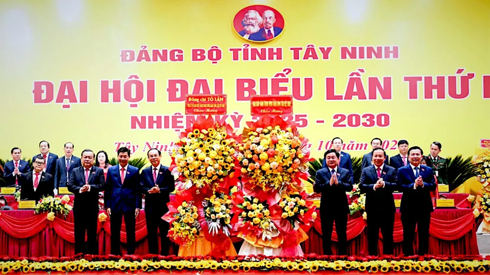 Ủy viên Bộ Chính trị, Thường trực Tiểu ban Văn kiện Đại hội XIV của Đảng Nguyễn Văn Nên thay mặt Bộ Chính trị tặng lẵng hoa của Ban Chấp hành Trung ương Đảng và lẵng hoa của Tổng Bí thư Tô Lâm chúc mừng đại hội DH TN.S 10-10.png