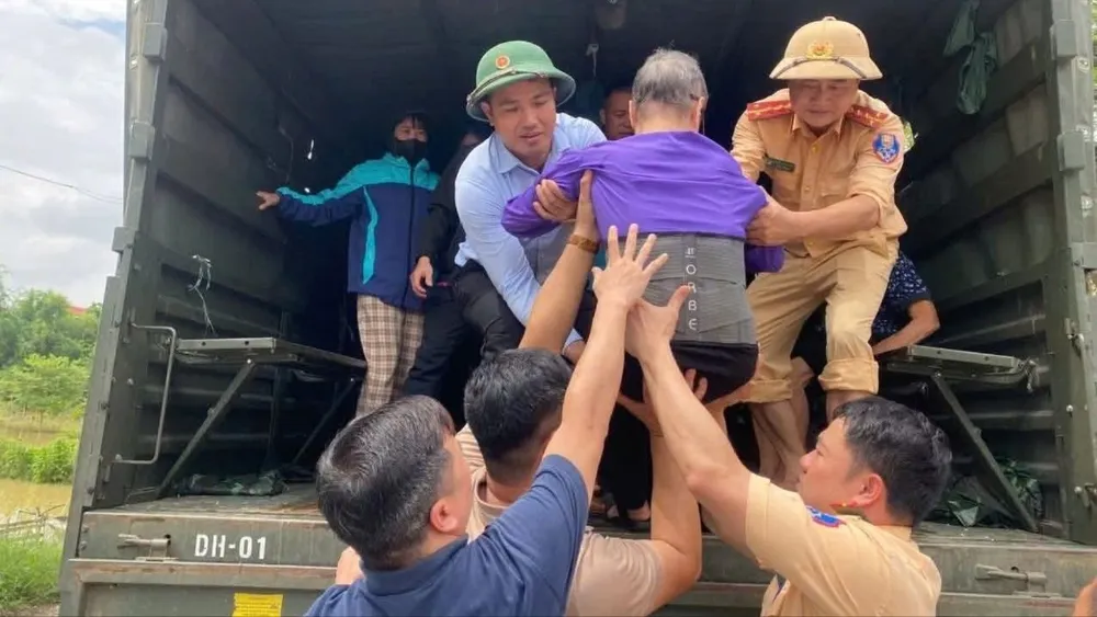 Nước lũ sông Cầu tràn vào làng mạc ven sông ở xã Trung Giã