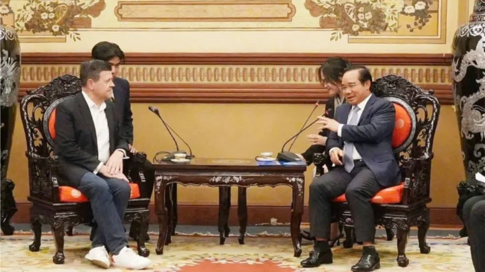 Chủ tịch UBND TPHCM Nguyễn Văn Được trao đổi với ông Robert H. McCooey, Phó chủ tịch Sàn giao dịch chứng khoán Nasdaq Screenshot (178).png