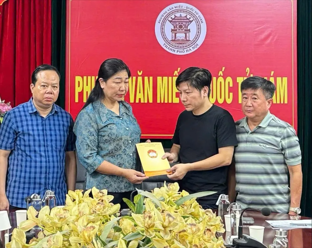 Chủ tịch Ủy ban MTTQ Việt Nam TP Hà Nội Nguyễn Lan Hương trao hỗ trợ gia đình nạn nhân z7104774263777-d2897c8ee1d4be99f283817ebe6e22e4-17601595639731438067772-16-0-1182-1865-crop-17601595704321757390000.jpg