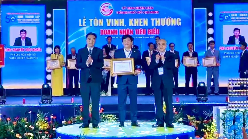 Ông Nguyễn Hữu Nghĩa, Phó Chủ tịch Hiệp hội Doanh nghiệp TPHCM được UBND TPHCM trao tặng Bằng khen Doanh nghiệp, Doanh nhân tiêu biểu năm 2025