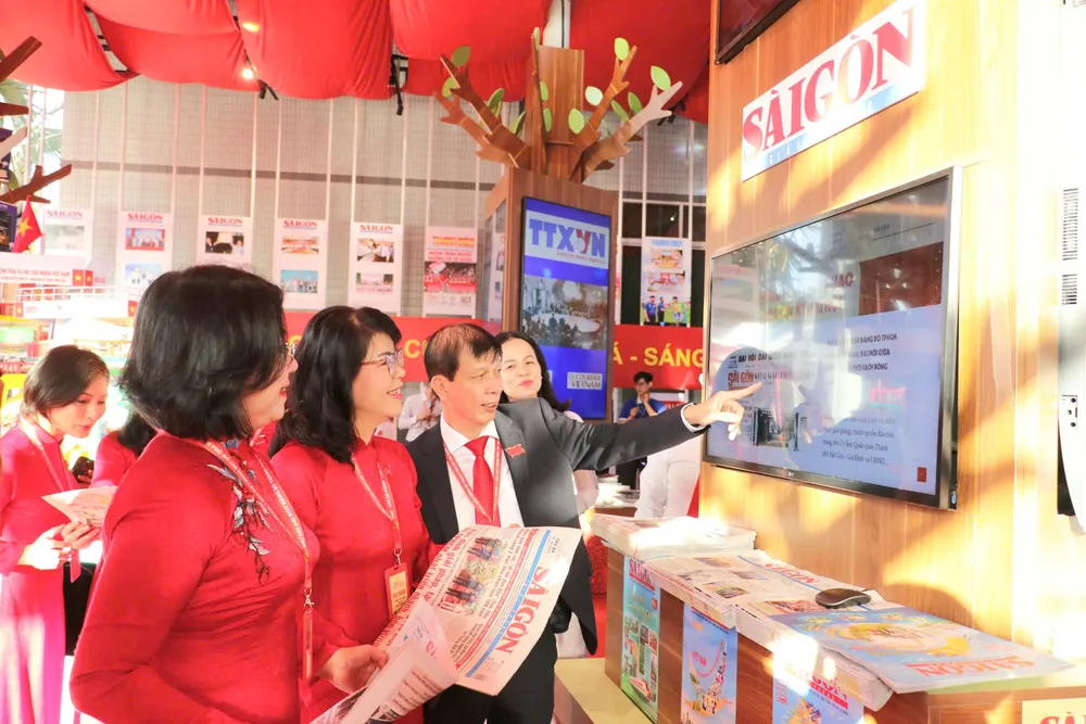 Quyền Tổng Biên tập Báo SGGP Nguyễn Khắc Văn giới thiệu công trình báo chí dữ liệu: “Thành phố Hồ Chí Minh 50 năm: Những dấu ấn tự hào qua trang Báo Sài Gòn Giải Phóng” đến các đại biểu dự đại hội acebf1033102bc5ce513.jpg