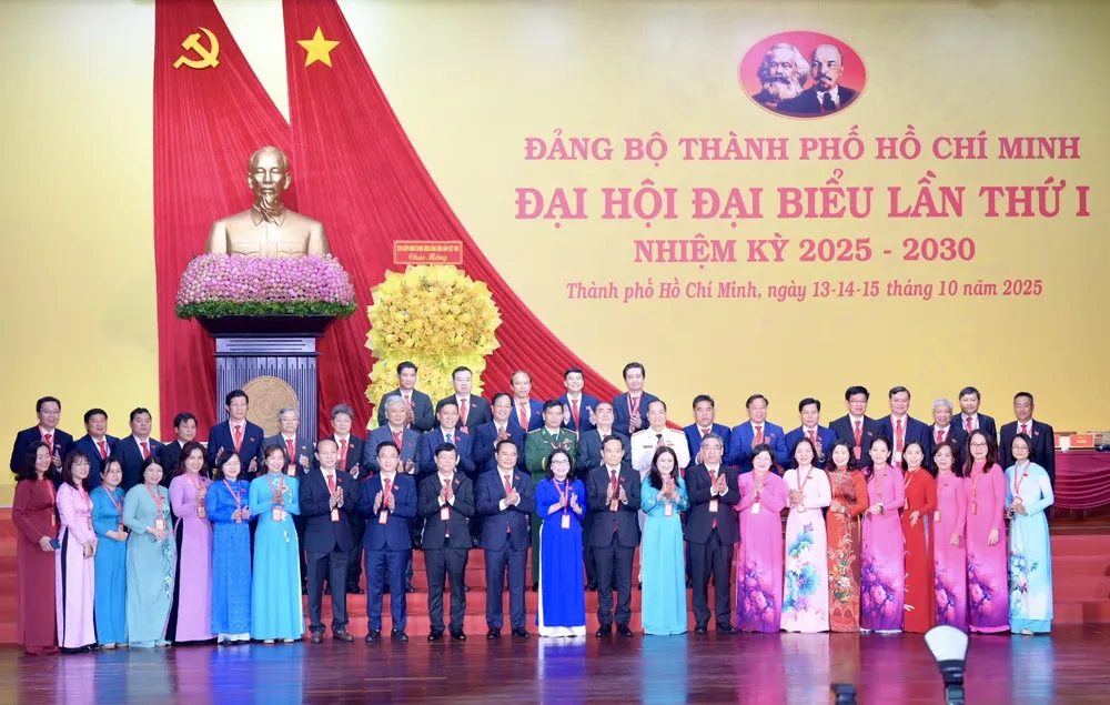 Thường trực Thành ủy TPHCM chụp ảnh lưu niệm cùng các đại biểu z7119561332187_66a3e4537e6f2056859c9a721cf1b6b4.jpg