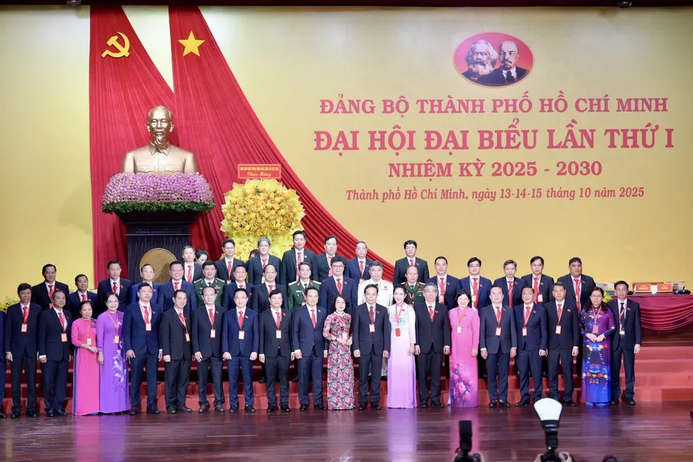 Thường trực Thành ủy TPHCM chụp ảnh lưu niệm cùng các đại biểu z7119561818559_af27346baafc777fbfb0e6b512eacd04.jpg