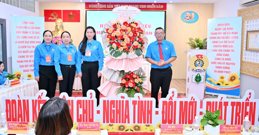 Đại diện Liên đoàn Lao động TPHCM tặng hoa chúc mừng hội nghị đại biểu Công đoàn phường Bàn Cờ cd-5-9364-270.jpg