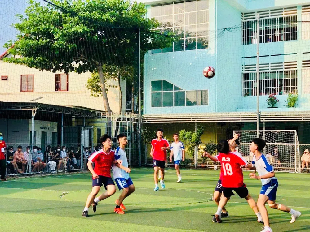 Học sinh nội trú Trường THPT Nguyễn Thị Minh Khai (phường Rạch Dừa, TPHCM) hạn chế dùng ĐTDĐ, tham gia nhiều hơn các hoạt động thể thao sau giờ học. Ảnh: KHÁNH CHI T4b.jpg