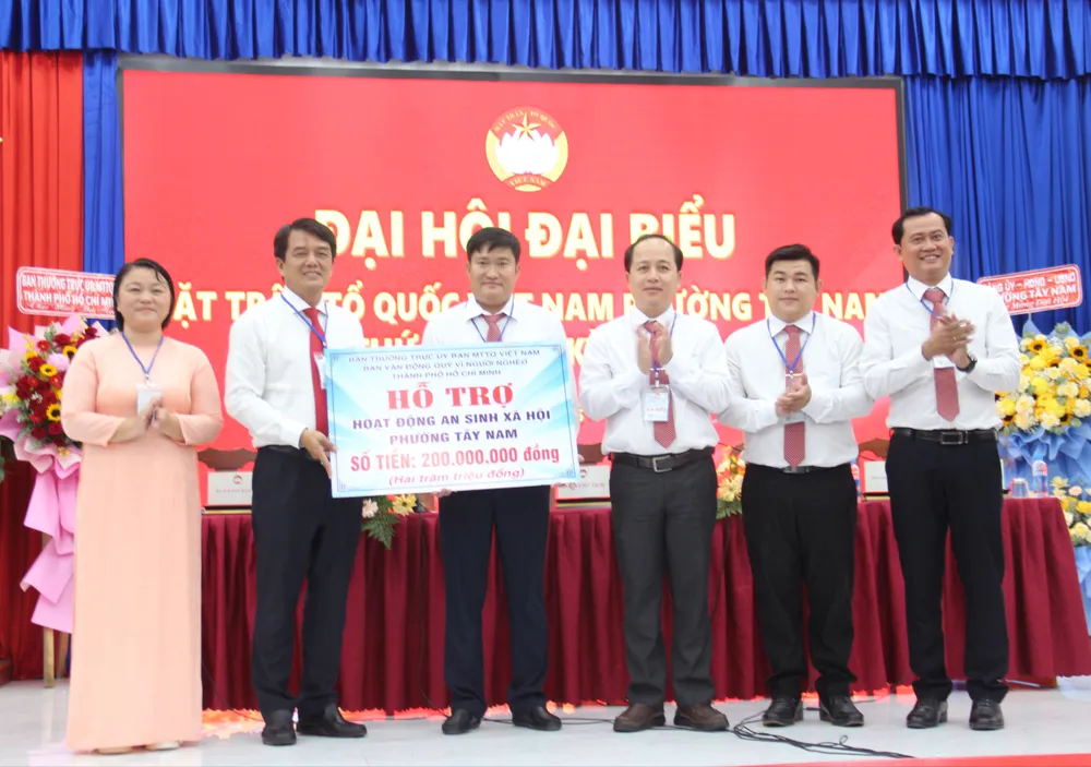 Đại diện MTTQ Việt Nam TPHCM trao hỗ trợ hoạt động an sinh xã hội cho phường Tây Nam IMG_2641.JPG