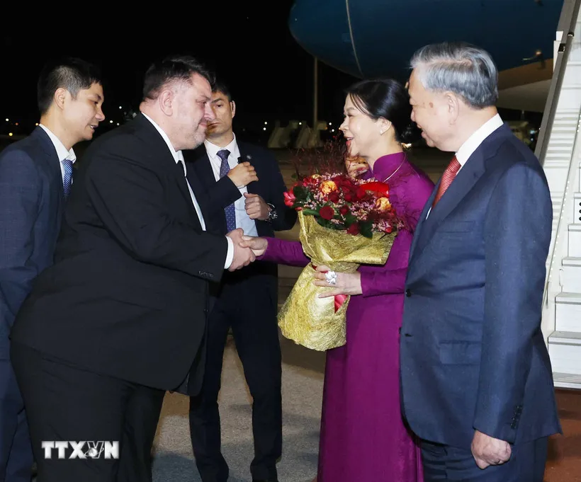 Lễ đón Tổng Bí thư Tô Lâm và Phu nhân tại sân bay quốc tế Sofia, Bulgaria. Ảnh: TTXVN to-lam-9.jpg
