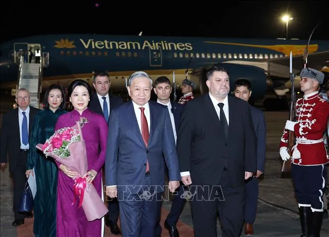 Lễ đón Tổng Bí thư Tô Lâm và Phu nhân tại sân bay quốc tế Sofia. Ảnh: Thống Nhất/TTXVN tong-bi-thu-to-lam.jpg