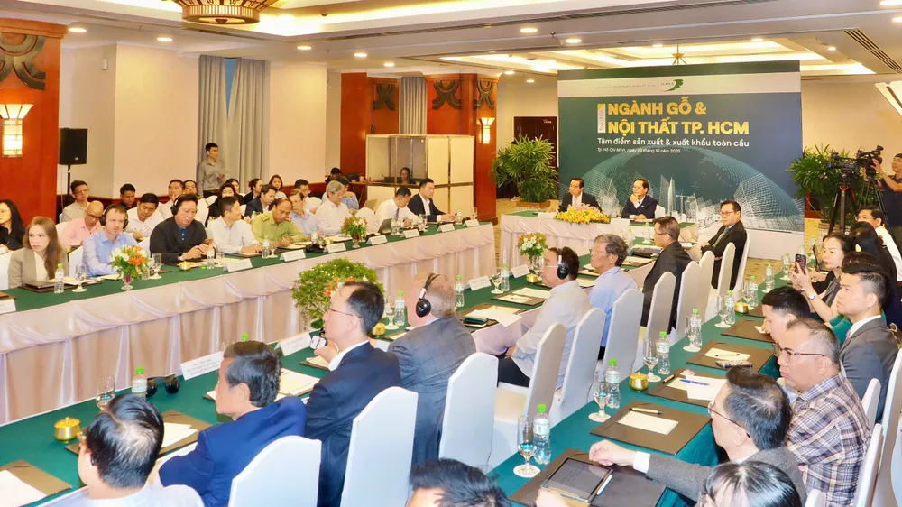 Chủ tịch UBND TPHCM Nguyễn Văn Được chủ trì tọa đàm “Ngành gỗ và nội thất xuất khẩu TPHCM – Tâm điểm sản xuất và xuất khẩu toàn cầu”. Ảnh: Hoàng Hùng z7145929329649-5a41ace8dbbd7f36932718cb3881ff91-3651-6135.jpg