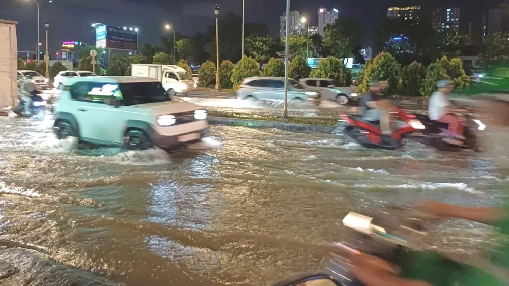 Triều cường gây ngập sâu đoạn đường Nguyễn Văn Linh - Nguyễn Thị Thập, phường Tân Mỹ, TPHCM tối 23-10. Ảnh: NGUYỄN HỮU