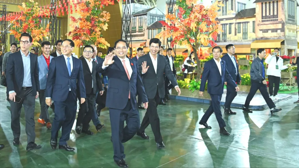 Thủ tướng Phạm Minh Chính đến kiểm tra tình hình triển khai Hội chợ Mùa Thu lần thứ nhất năm 2025 TTg2.jpg
