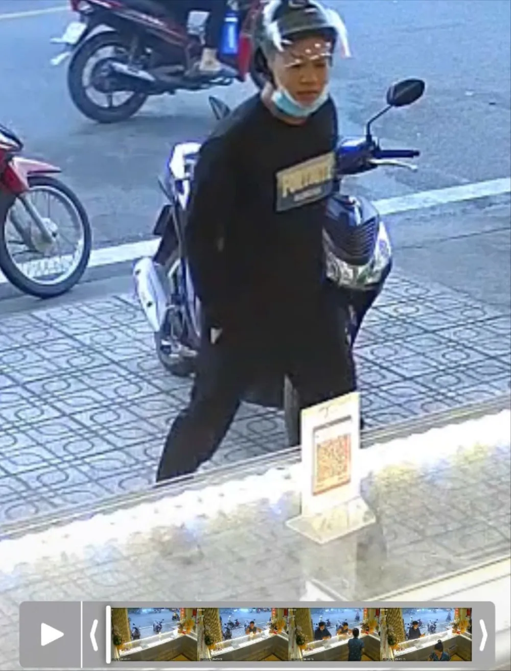 Camera an ninh ghi lại hình ảnh một đối tượng tiếp cận nạn nhân để giật dây chuyền CAMERA.jpg
