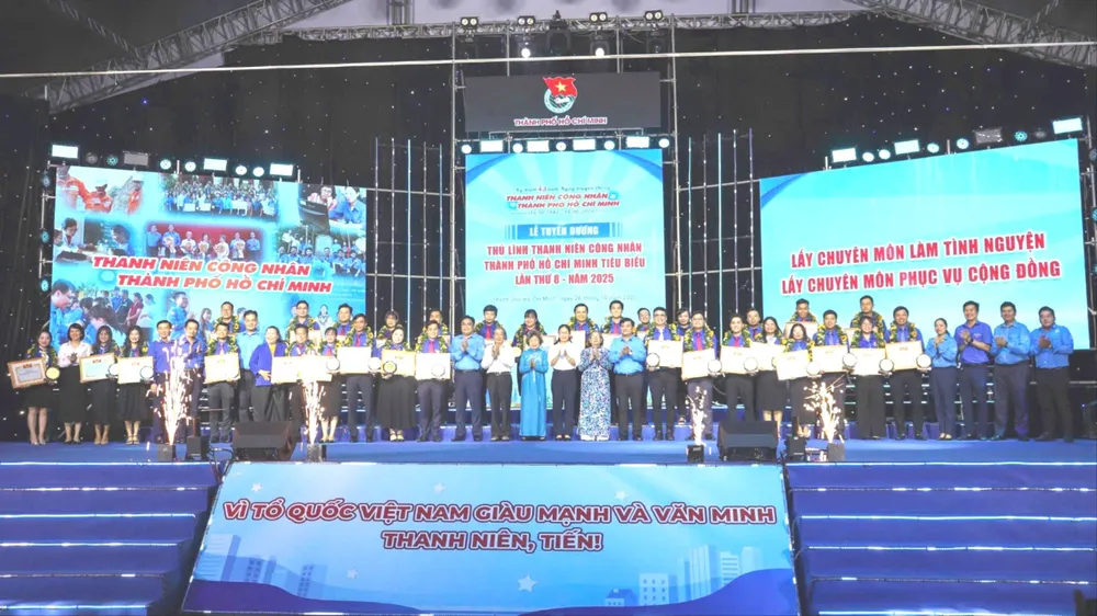 Đại biểu chụp hình lưu niệm cùng 33 Thủ lĩnh Thanh niên công nhân TPHCM tiêu biểu năm 2025 Thủulixnh.jpg